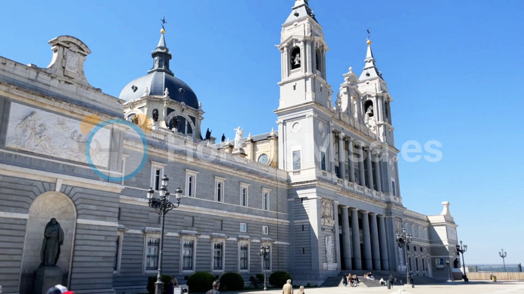 La Catedral Almudena en Madrid exterior